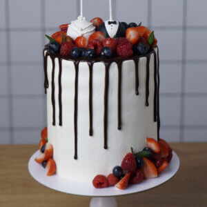 pre1 tort belyi s iagodami i sharami  2656 300x300 - Торт белый с ягодами и шарами