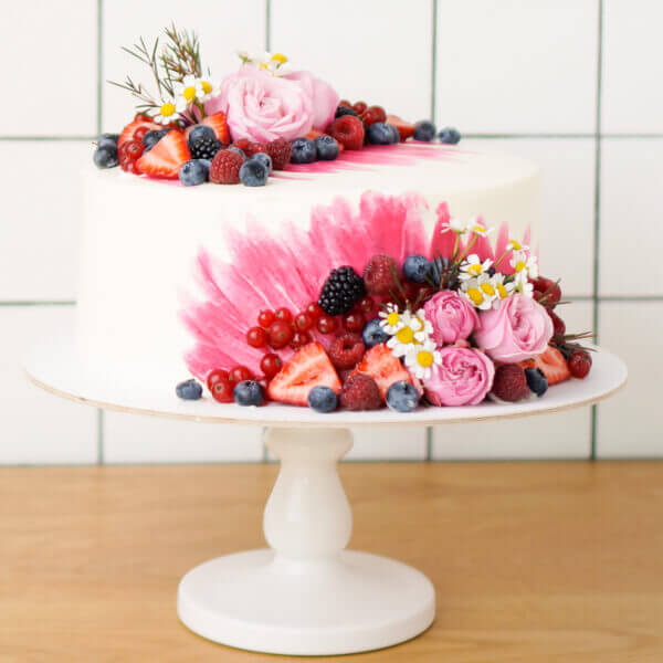 Торт с ягодами и цветами (65 фото)