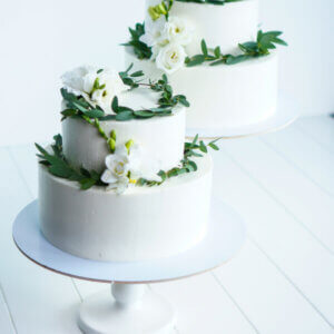 pre1 tort s cvetami 2687 300x300 - Торт с цветами свадебный