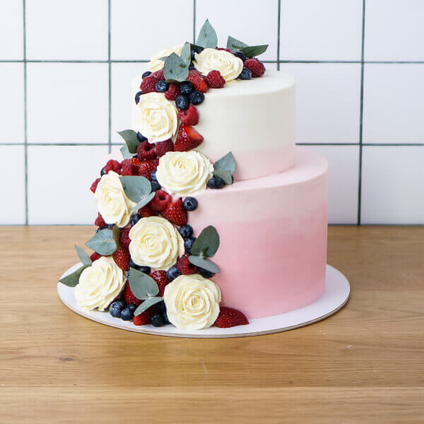 pre1 tort s iagodami i kremovymi cvetami  2831 - Торт с ягодами и кремовыми цветами