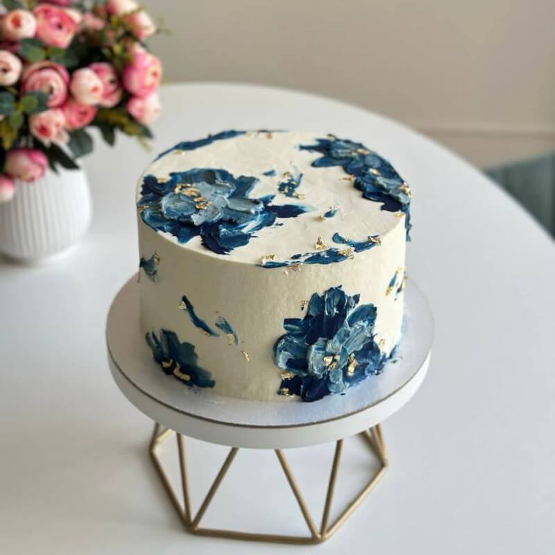 Торт свадебный белый в три яруса с синими розами