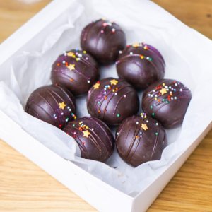 shokoladnye shary s marshmellou i kakao 2382 300x300 - Шоколадные шары с какао и маршмеллоу