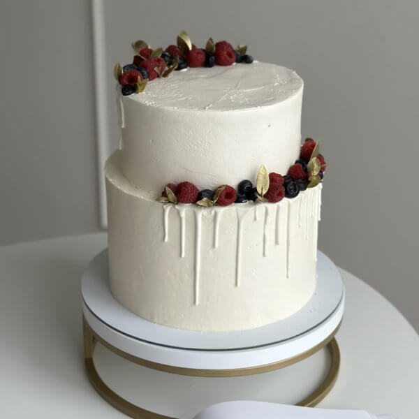 img 2188 600x600 - Торт свадебный с ягодами и золотом